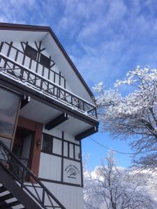 美景西浦山林小屋的阳台或露台