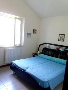 Een bed of bedden in een kamer bij 3 bedrooms house with enclosed garden and wifi at Solano Superiore