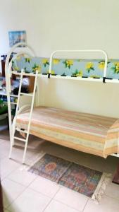 Tempat tidur susun dalam kamar di 3 bedrooms house with enclosed garden and wifi at Solano Superiore