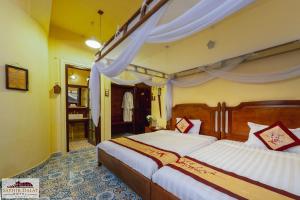 Giường trong phòng chung tại Saphir Dalat Hotel
