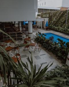 Bazén v ubytování Rayz UMM Hotel Malang nebo v jeho okolí
