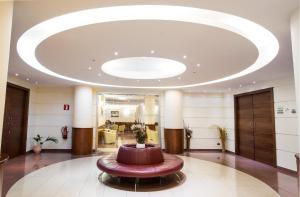 duży hol z okrągłym stołem w środku w obiekcie Hotel IMPERATORI w Rzymie