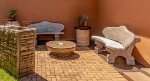 Posezení v ubytování Antiqua Cottage