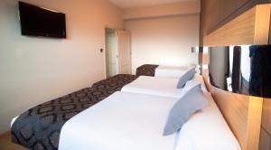 A television and/or entertainment centre at Hotel Universal