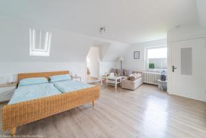 a bedroom with a bed and a living room at Möwennest II gemütliches Studio-Apartment mit WLAN & Küche in Emden