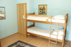 Poschodová posteľ alebo postele v izbe v ubytovaní Majdas