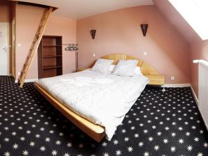 - une chambre avec un grand lit et des draps blancs dans l'établissement Les Chambres du Sillon, à Pleubian
