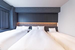 Postel nebo postele na pokoji v ubytování FP HOTELS South-Namba