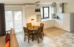 Elite Loft Apart في كولوميا: مطبخ وغرفة طعام مع طاولة وكراسي