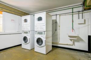 two washing machines and a washer and dryer in a room at Park Tower Campinas Residence by Nacional Inn in Campinas