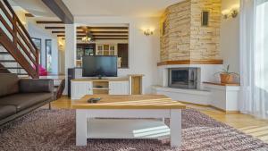 - un salon avec une table basse et une cheminée dans l'établissement Vila Luna, à Comarnic