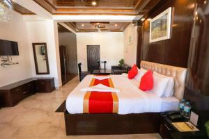A bed or beds in a room at Surbee Resort Mussoorie