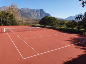Le Manoir de Brendel tesisi ve yakınında tenis ve/veya squash olanakları