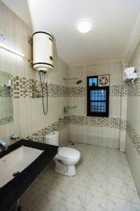A bathroom at Surbee Resort Mussoorie