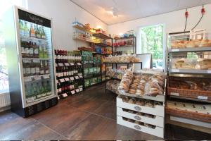 una tienda con mucho pan y otros bienes en EuroParcs De Hooge Veluwe, en Arnhem