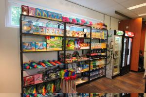 een winkel gevuld met veel speelgoed en spelletjes bij EuroParcs De Hooge Veluwe in Arnhem