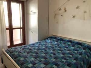 1 dormitorio con 1 cama y una ventana con estrellas en la pared en Magnolia en Grado