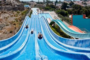 Bazén v ubytovaní Porto Bello Beach Hotel alebo v jeho blízkosti