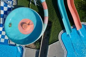 Bazén v ubytovaní Porto Bello Beach Hotel alebo v jeho blízkosti