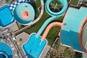 Bazén v ubytovaní Porto Bello Beach Hotel alebo v jeho blízkosti