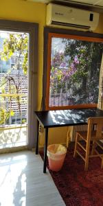 een kamer met een tafel en een raam bij Shantihome in Izmir