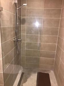 Ванная комната в Magnifique Appartement au coeur de la Senegambia Kololi +9 фотографий