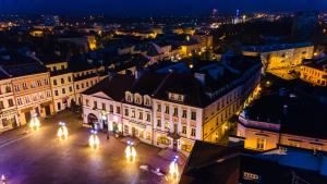 een luchtzicht op een stad 's nachts bij Hotel Ambasadorski Rzeszów in Rzeszów