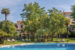 Bazén v ubytování Château de Valmer nebo v jeho okolí