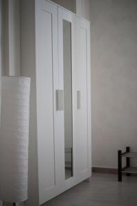 una puerta blanca con un espejo en una habitación en Madison, en Nápoles