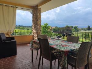 バルドリーノにあるSara Holiday Rentalsの景色を望むバルコニー(テーブル、椅子付)