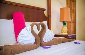 Łóżko lub łóżka w pokoju w obiekcie Bay View Eco Resort & Spa