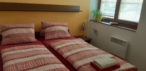 Кровать или кровати в номере Penzion a Vinoteka Hrozen