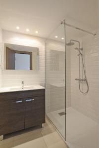 Ванная комната в Apartment MB2 sans vue mer by Interhome