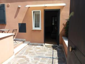 uma porta para uma casa com um pátio de pedra em B&B Glicini em Roma