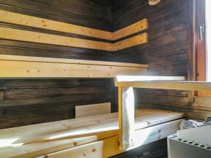 eine Hütte mit Holzwänden und einem Etagenbett in der Unterkunft Holiday Home Huuhkalinna by Interhome in Syöte + 14 Fotos
