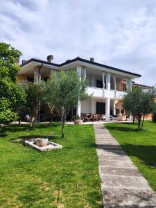 a house with a garden in front of it at Sara Holiday Rentals in Bardolino