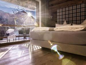 sypialnia z łóżkiem i balkonem z widokiem w obiekcie Apartment Appartement Mont Blanc by Interhome w Solden