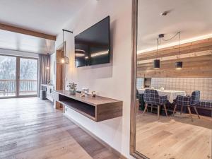 kuchnia i jadalnia ze stołem i lustrem w obiekcie Apartment Appartement Mont Blanc by Interhome w Solden