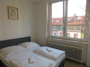łóżko w pokoju z dużym oknem w obiekcie L8 Street Monteurwohnung - Kaiser-Friedrich-Str w mieście Pforzheim