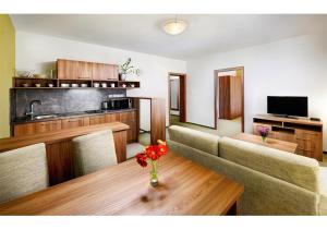 A kitchen or kitchenette at Apartmanový Dom TatraTravel Smokovec
