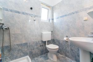 Bilik mandi di Apartmani Luka +22 gambar