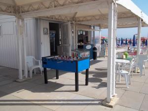 un tablero de ajedrez azul sobre una mesa en un patio en Hotel Italia, en Senigallia