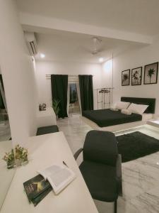 een kamer met een bed en een bureau met een stoel bij Satta Beach Residence in Varkala