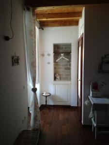 a hallway with a door to a room with a table at B&B PompeiLog in Pompei