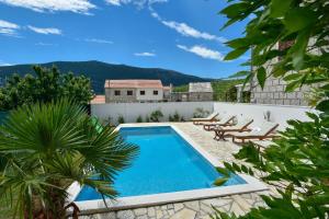 eine Villa mit einem Pool und einem Resort in der Unterkunft Villa Josip near Omiš , private pool in Omiš