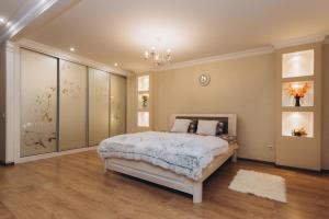 um quarto com uma cama e um lustre em Luxury Apartment em Sumy