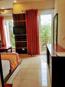 Кухня або міні-кухня у Wood Stock Kasauli - Rooms & Cottages - Panoramic View & Balcony Rooms