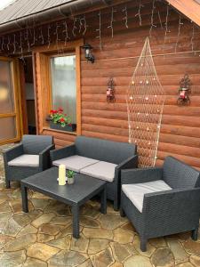 - une terrasse avec 2 chaises et une table dans l'établissement Dacha, à Yasinya