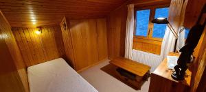 a small room with a bench and a window at Chalet Brimborion in Champéry