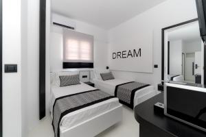 Ένα ή περισσότερα κρεβάτια σε δωμάτιο στο Divelia Hotel